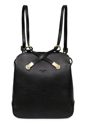 Schwarzer Kunstleder-Rucksack mit zwei verstellbaren Trägern, ausgestattet mit einem Kreuzdesign und goldfarbenen Hardware-Akzenten. Glatte Oberfläche, minimale Markenkennzeichnung.