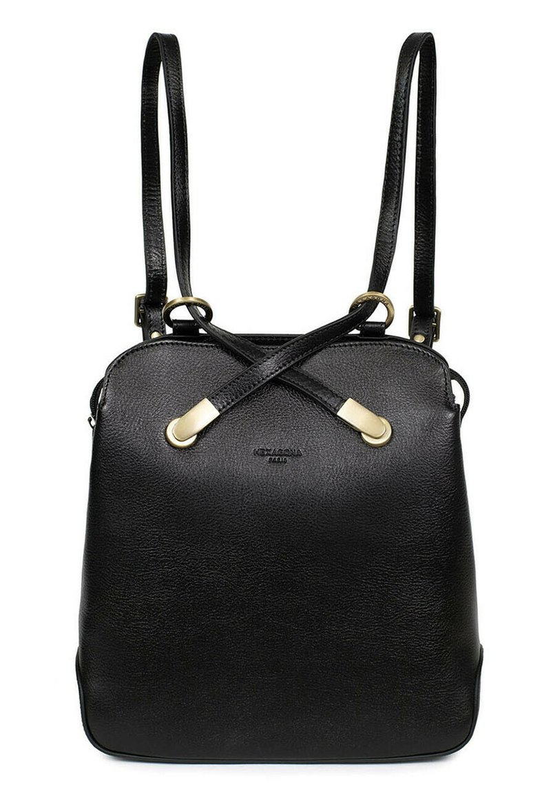 Zaino in finta pelle nera con due spallacci regolabili, caratterizzato da un design incrociato e dettagli in metallo dorato. Texture liscia, branding minimale.