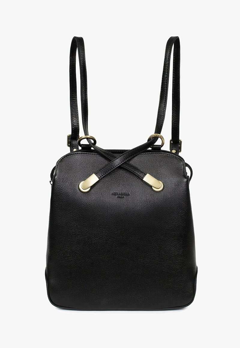 Czarny plecak z sztucznej skóry z dwiema regulowanymi ramiączkami, z krzyżującym się wzorem i akcentami w kolorze złotym. Gładka tekstura, minimalne oznaczenia.