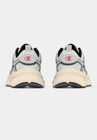 Fehér színű, hálós felsőrészű sportcipők, teal és rózsaszín díszítésekkel. Masszív talp, fekete gumitalppal a tapadáshoz. Húzófül a saroknál.