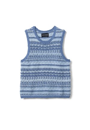 Chaleco de punto sin mangas en rayas azules y azul claro con patrones texturizados y escote redondo.