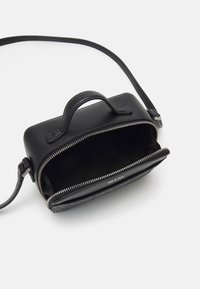 Calvin Klein MUST CAMERA BAG MONO - Torba čez telo - black