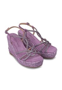 Sandali con zeppa in suede viola, dotati di una suola in juta intrecciata, con eleganti cinturini argentati e un design incrociato. Inclusa una cinghia regolabile alla caviglia.
