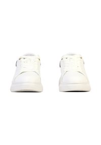 Baskets blanches avec une tige en cuir lisse, un bout arrondi, des lacets plats et un design minimaliste. Comprend une semelle en caoutchouc de couleur claire.