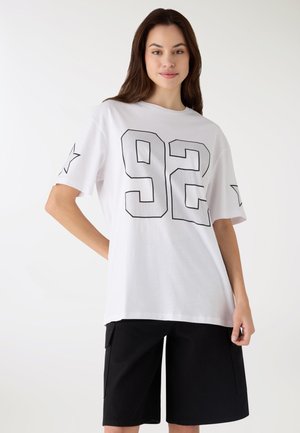 - T-shirt z nadrukiem