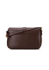 Borsa a spalla in pelle marrone con una texture liscia, forma rettangolare, chiusura a pattina piatta e tracolla regolabile con finiture in metallo dorato.