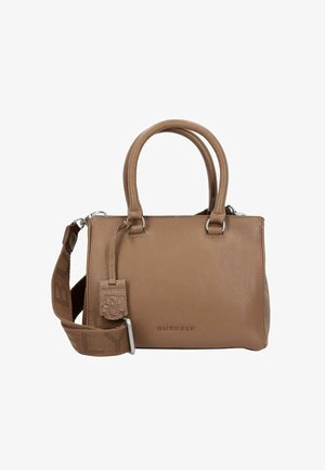 Bolso de cuero marrón con doble asa, una correa desmontable con un logotipo y un acabado texturizado. Marca sutil en la parte delantera.