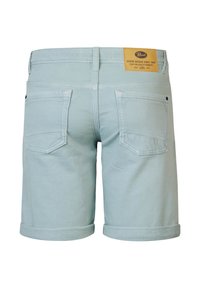 Shorts in denim azzurro chiaro con risvolti, dotati di tasche posteriori e un'etichetta beige con il nome del marchio. Texture liscia, design informale.