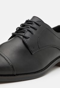 Pier One Elegantni čevlji z vezalkami - black