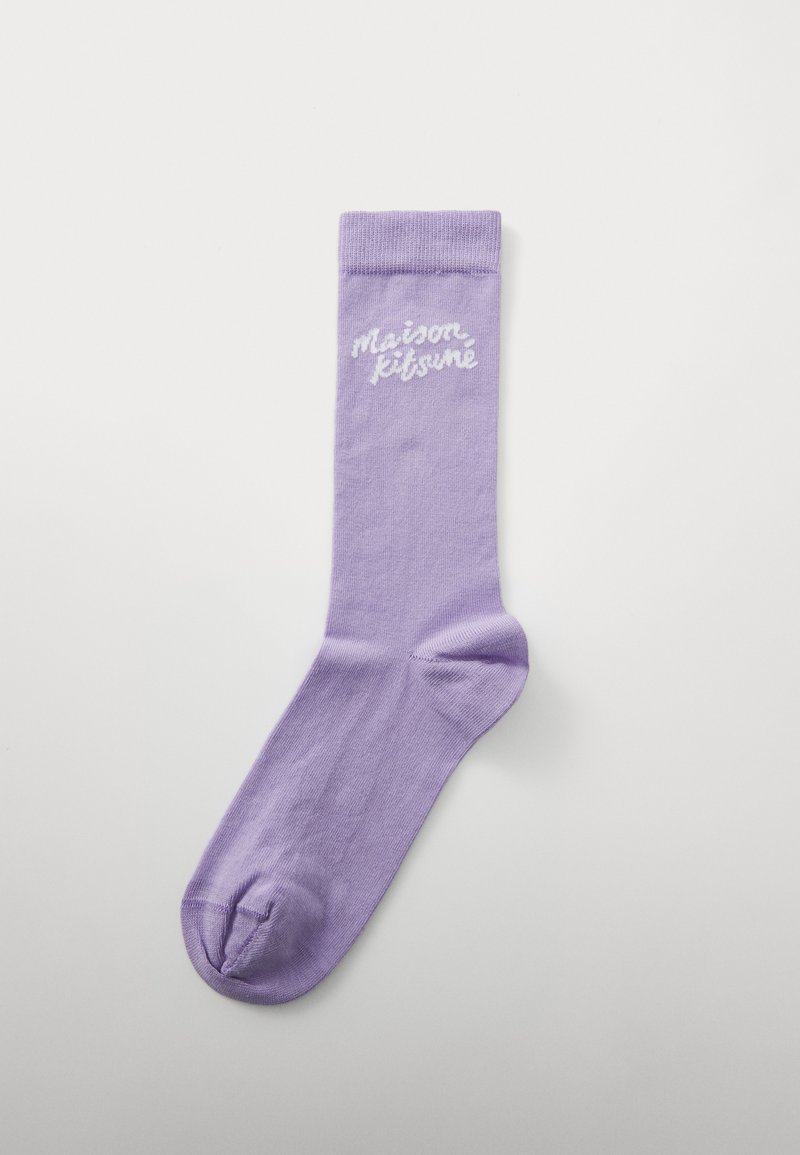 Lavender ankle sock made of soft cotton, featuring a ribbed cuff and embroidered "maison kitsuné" logo in white on the upper side.