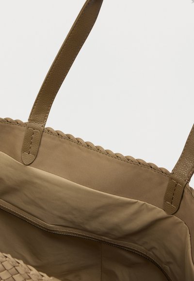 Μεγάλη καφέ τσάντα ώμου με υφαντό εξωτερικό και λείο εσωτερικό, με δύο ανθεκτικές λαβές και εσωτερική τσέπη με φερμουάρ.