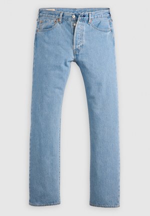 Ljusblå raka denimjeans med knäppning, bälteshällor och fram- och bakfickor, uppvisade mot en vit bakgrund.