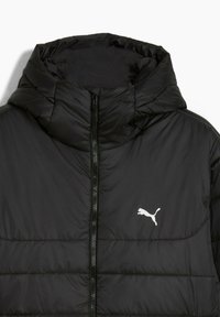 Giacca nera imbottita con cappuccio, chiusura frontale con zip e logo Puma bianco sull'area del petto sinistro. Tessuto liscio e lucido.