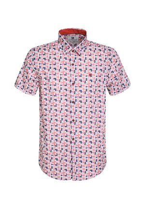 Camisa de manga corta en blanco con un patrón geométrico en rojo, azul y negro. Presenta un cuello con botones y botones en la parte delantera.