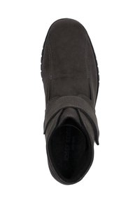 Graue Wildleder-Stiefelette mit einem Riemenverschluss, strukturiertem Obermaterial, runder Zehenpartie und Gummisohle mit einer Profilsohle für besseren Halt.