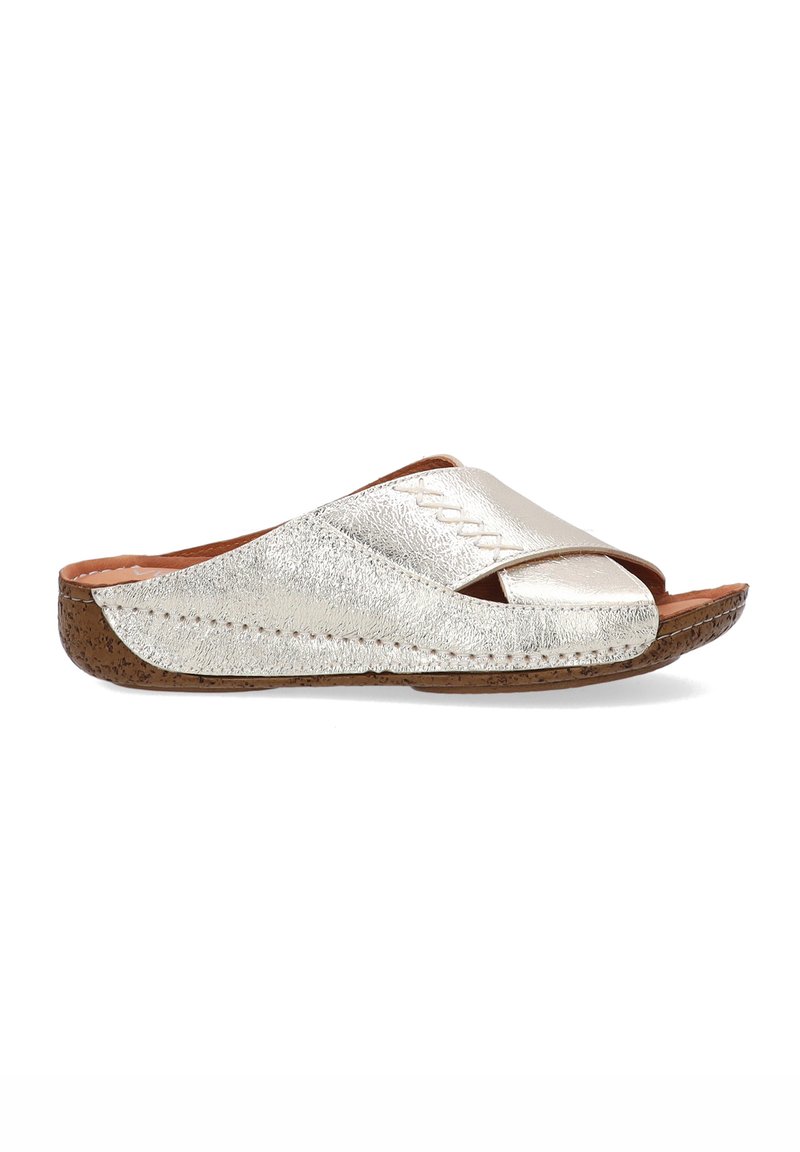 Silberne metallic Riemensandalette mit Korksohle, featuring einem überkreuzten Riemen-Design und einer leichten Zehenöffnung. Glatte Textur mit gestickten Akzenten.