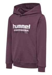 Lila Kapuzenpullover aus weichem Stoff, mit einer Vordertasche, langen Ärmeln und einer Kordelzugkapuze. Weißes "hummel"-Logo mit dem Text "SPORTSWEAR".