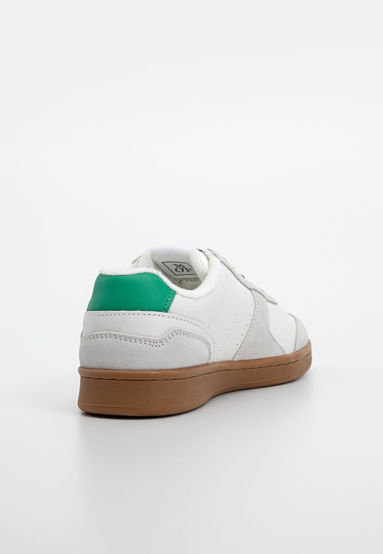 Białe sneakersy z zielonym akcentem na pięcie, zamszowa i skórzana cholewka, płaska brązowa gumowa podeszwa, wyściełany kołnierz i sznurowana konstrukcja.