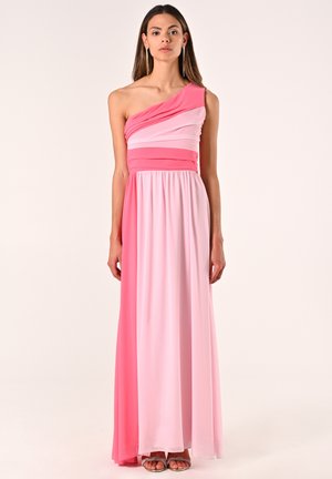 Ein schulterfreies Kleid aus geschichteten pinken Stoffen in abgestuften Farbtönen, mit einer taillierten Taille und einem fließenden Rock. Sanfte Textur, minimaler Einsatz von Hardware.