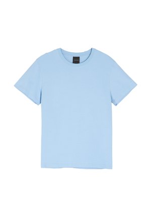 Jasnoniebieski bawełniany T-shirt z okrągłym dekoltem, krótkimi rękawami i standardowym krojem. Gładka tekstura, bez widocznych wzorów ani akcentów.