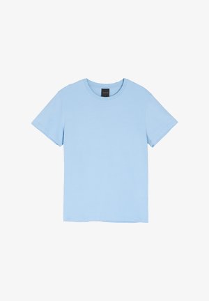 Jasnoniebieski bawełniany T-shirt z okrągłym dekoltem, krótkimi rękawami i standardowym krojem. Gładka tekstura, bez widocznych wzorów ani akcentów.