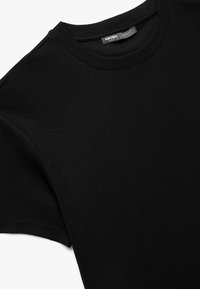 Czarny, prążkowany t-shirt z okrągłym dekoltem i krótkimi rękawami. Tkanina ma gładką fakturę i minimalną liczbę szwów, co zapewnia czysty design.