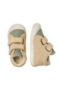 Beige und grüne Kleinkinderschuhe mit Gummispitzen und doppelten Klettverschlüssen, von oben und von der Seite auf weißem Hintergrund gezeigt.