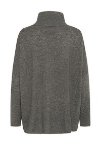 Pārmērīgs pelēks džemperis ar augstu kakla daļu, izgatavots no mīkstas adīšanas materiāla. Iezīmē kritušas plecu šuves un brīvu piegriezumu, atklājot gludu tekstūru.