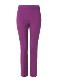 Pantalons ajustés violets en tissu texturé, avec un motif en forme de diamant, une coupe slim et de petits accents métalliques au bas.