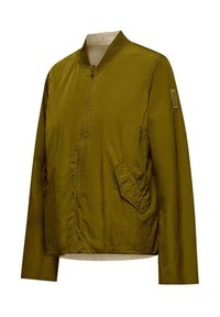 Oliwkowa kurtka bomber z lekkiego materiału, z zamkiem błyskawicznym, prążkowanym kołnierzem i bocznymi kieszeniami o czystym, minimalistycznym designie.