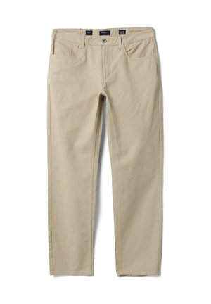 Beige gerade Hose mit Knopfverschluss, Gürtelschlaufen sowie Vorder- und Gesäßtaschen, flach auf weißem Hintergrund ausgelegt.
