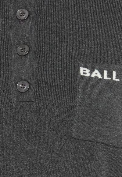 Tumši pelēka adīta polo krekls ar ribotu tekstūru, kas satur četras melnas pogas un baltu "BALL" logo uz kabatas.