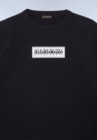 Svarte bomullssweatshirt med ribbet rund hals og et hvitt rektangulært grafisk trykk med teksten "NAPAPIJRI geographic".