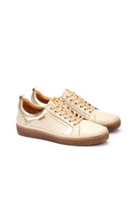Beige leren sneakers met metallic accenten, ronde neus, vetersluiting, textuurrubber zool en een gevoerde binnenkant.