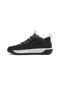 Zapatos de senderismo negros con parte superior de malla, acentos azules, sistema de cordones y suela de goma texturizada para mayor agarre. Presenta un collar acolchado.