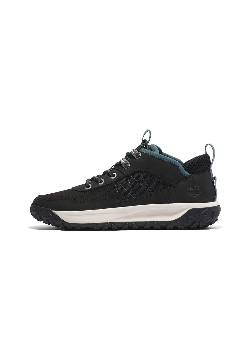 Zapatos de senderismo negros con parte superior de malla, acentos azules, sistema de cordones y suela de goma texturizada para mayor agarre. Presenta un collar acolchado.