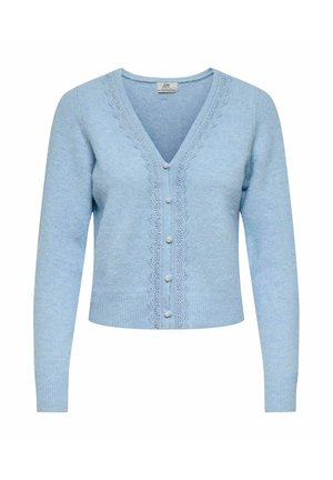 Cardigan bleu clair à manches longues, col en V, bordure en dentelle et boutons ressemblant à des perles sur le devant.