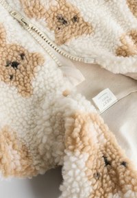 Next REGULAR FIT - Alvóruha - ecru tan bear print