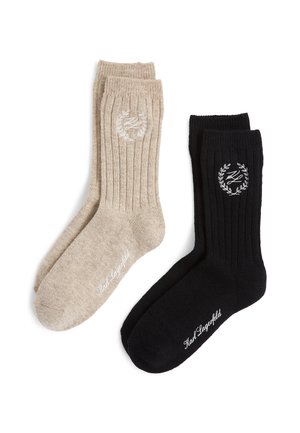 Zwei Paar gerippte Socken: ein Paar in Beige mit einem Logodesign und ein Paar in Schwarz mit einem ähnlichen Logo, beide mit einer weichen Textur.