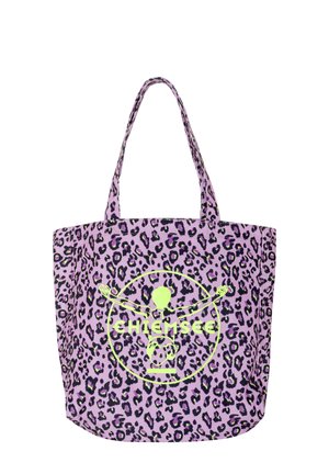Lila Leopardenmuster-Tragetasche mit langen Griffen und neon-gelbem "Chiemsee"-Logo, das eine stilisierte Figur mit ausgestreckten Armen zeigt.