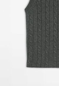 Grauer gestrickter ärmelloser Pullover mit Zopfmuster, strukturierter Oberfläche und rundem Ausschnitt.