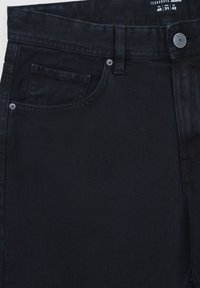 Jeans in denim nero con un design classico, dotati di tasca frontale, chiusura con bottone e una texture evidente nel tessuto.