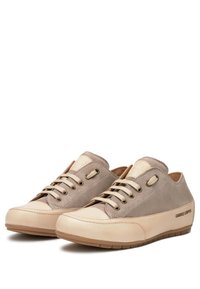 Beige semišové a kožené tenisky s kulatou špičkou, kovovými očky, plochými tkaničkami a texturovanou gumovou podrážkou. Logo "Candice Cooper" na boku.