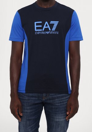 Marineblaue und blaue kurzärmelige T-Shirt aus Baumwolle, mit dem aufgedruckten "EA7 Emporio Armani" Logo auf der Vorderseite, sportivem Design und kontrastierenden Einsätzen.