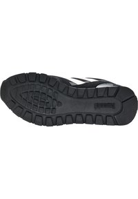 Semelle de chaussure de sport noire avec une surface en caoutchouc texturée, présentant des rainures profondes pour l'adhérence et des rayures blanches en accent sur le côté supérieur.