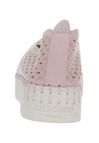 Zapatilla de goma rosa con intrincados recortes en forma de ola, suela blanca alta con textura estriada y detalle de marca en el talón en la parte trasera.