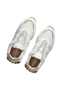 Witte sportieve schoenen met een bovenwerk van mesh en synthetisch leer, een gestructureerd vetersysteem, een gewatteerde kraag en een tan rubberen loopzool.