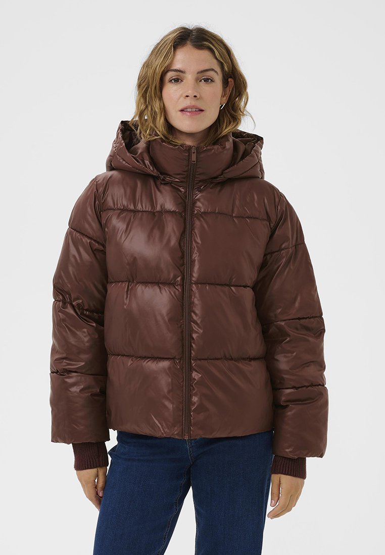 Braune Puffjacke mit glänzendem, gestepptem Design, durchgehendem Reißverschluss und Kapuze. Verfügt über gerippte Bündchen und eine lässige Passform. Weicher Stoff.