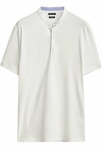 Vit kortärmad polo skjorta i bomull. Har en knappslå framtill och ett något texturerat tyg i en enfärgad nyans.