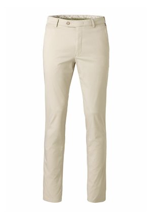 Beige Slim-Fit-Herrenhose mit Knopfverschluss, Gürtelschlaufen und glatter Vorderseite, präsentiert auf weißem Hintergrund.